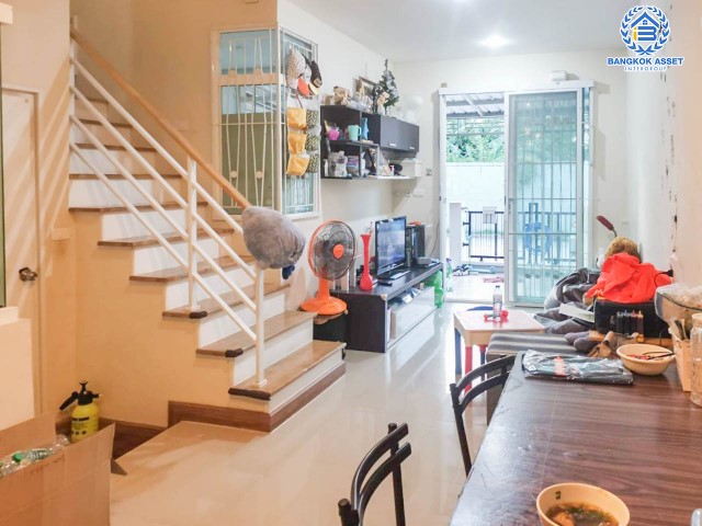 *****ทาวน์เฮ้าส์มือสองย่านนนทบุรี ม.โกลเด้นทาวน์ วงศ์สว่าง-รัชดา หลังมุม! เนื้อที่เกือบ 17 ตร.ว. ฟังก์ชัน 3 ห้องนอน 2 ห้องน้ำ บนทำเลเดินทางสะดวกมาก เพียง 7 นาทีก็ถึงรถไฟฟ้าสายสีม่วง "สถานีแยกติวานนท์" และใกล้ทางด่วน "พระราม7" ในราคาสุดคุ้ม